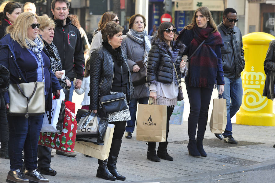 Las rebajas llenan las tiendas de Murcia