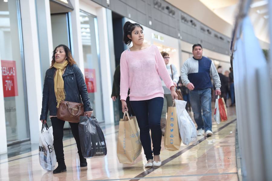 Las rebajas llenan las tiendas de Murcia