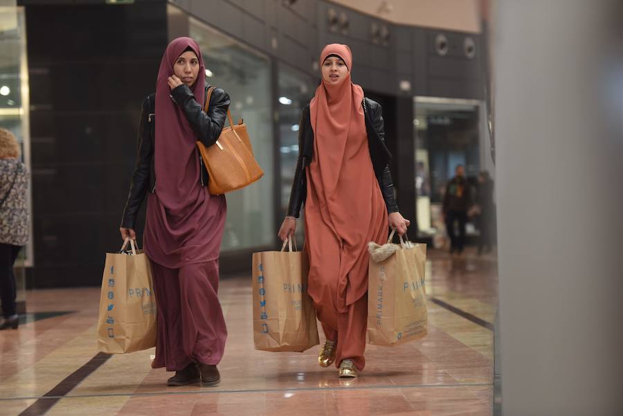 Las rebajas llenan las tiendas de Murcia