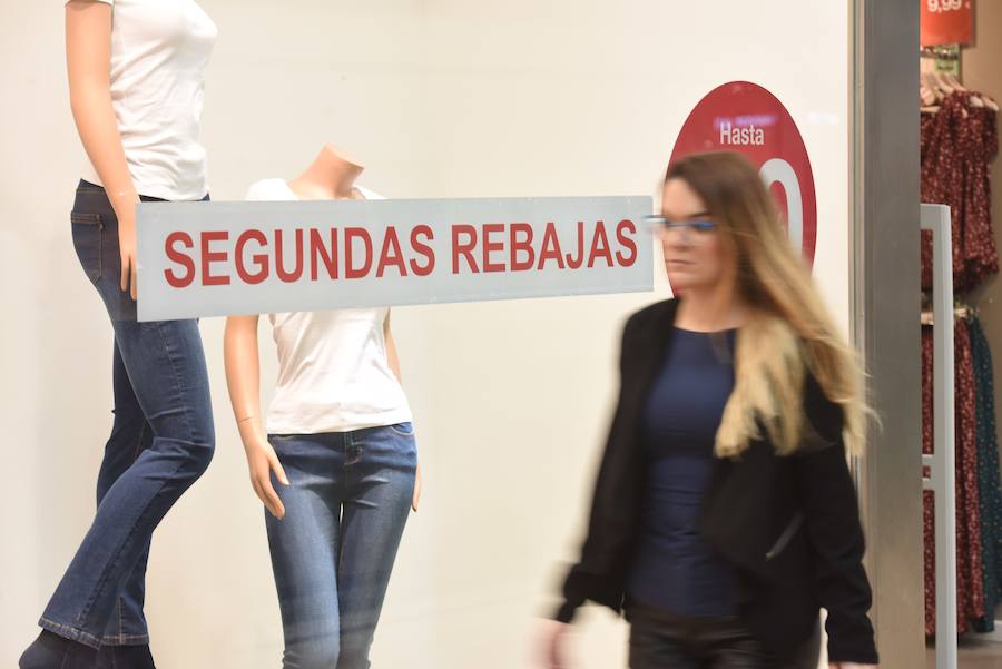 Las rebajas llenan las tiendas de Murcia