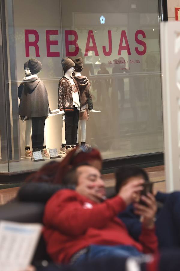 Las rebajas llenan las tiendas de Murcia