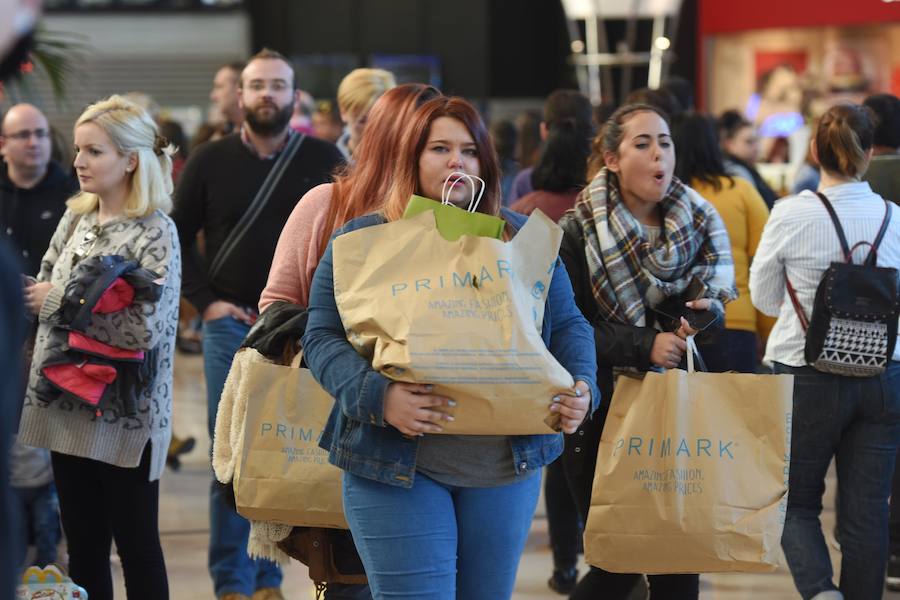 Las rebajas llenan las tiendas de Murcia