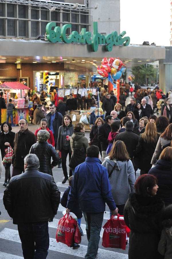 Las rebajas llenan las tiendas de Murcia