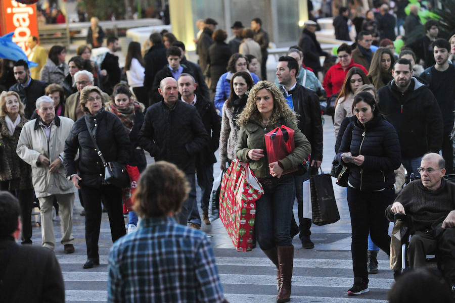 Las rebajas llenan las tiendas de Murcia