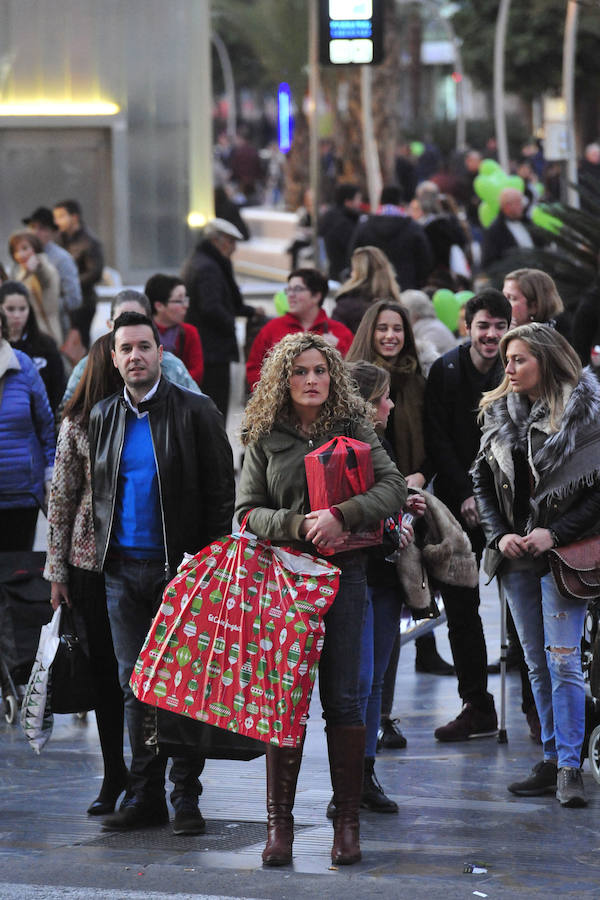 Las rebajas llenan las tiendas de Murcia