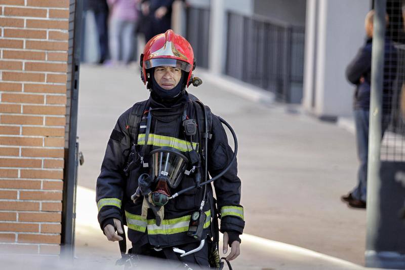 Herida una mujer a causa de un incendio en un bloque de viviendas en Alicante