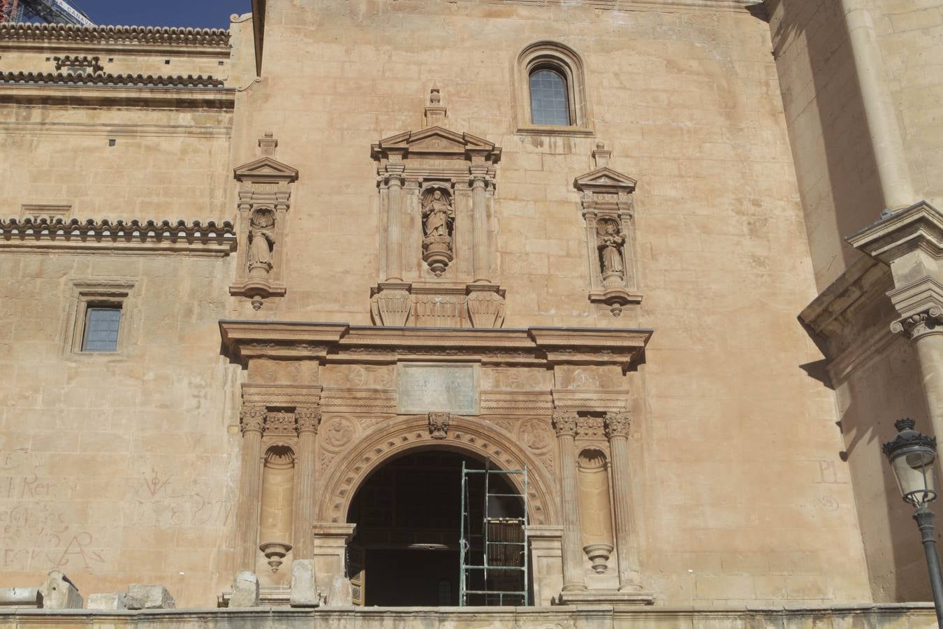 Una puerta de la colegiata estaba dedicada a los tres patronos de Irlanda