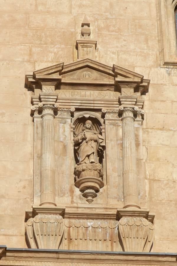 Una puerta de la colegiata estaba dedicada a los tres patronos de Irlanda