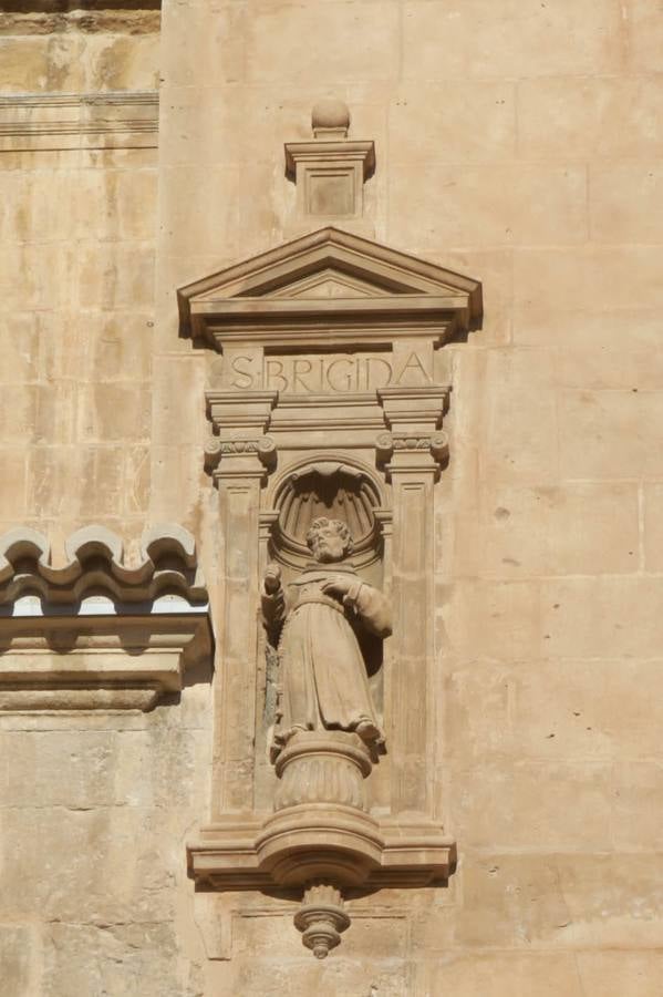 Una puerta de la colegiata estaba dedicada a los tres patronos de Irlanda