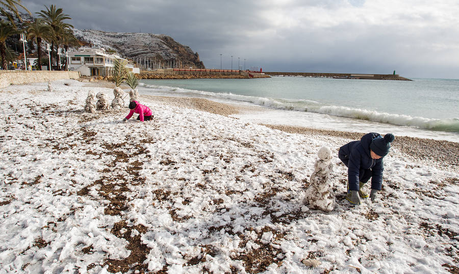 Nieve en las playas de la Marina