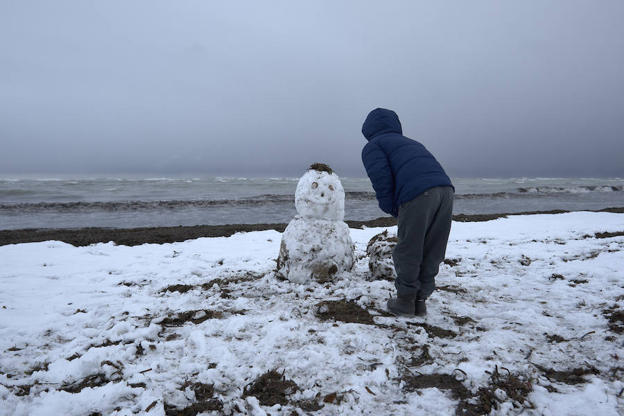 Nieve en las playas de la Marina