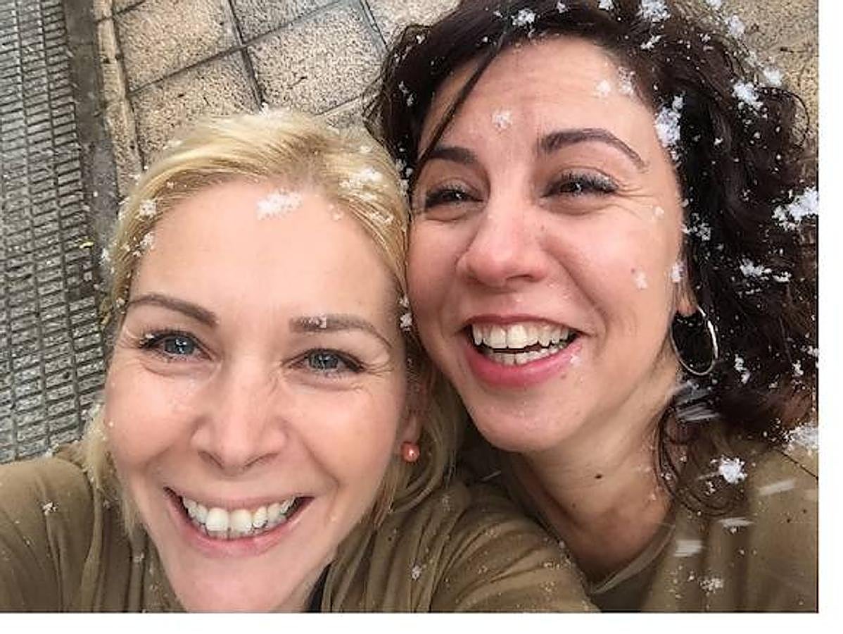 Dos murcianas disfrutan de la nieve en El Ranero, Murcia.