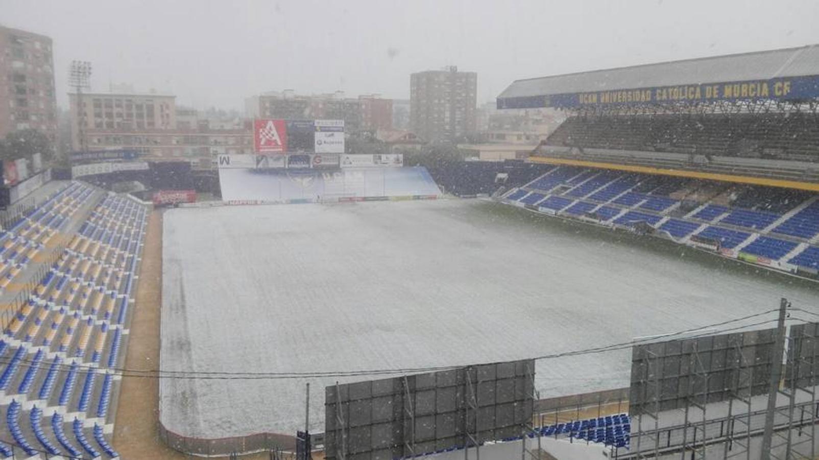 El estadio de la Condomina nevado
