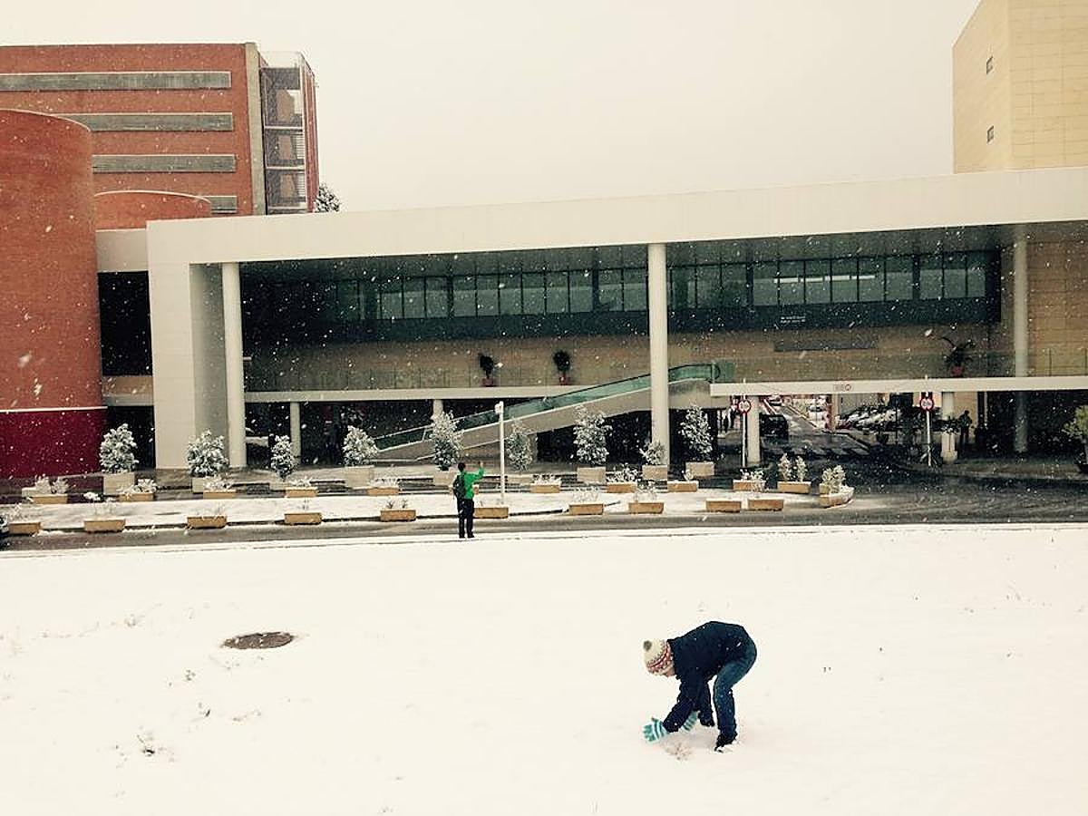 La nieve frente al pabellón maternal de La Arrixaca