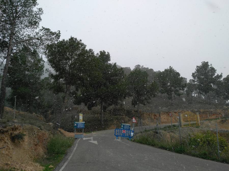 Primeros copos de nieve en la subida de La Fuensanta de Murcia.