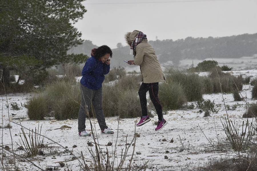 Dos mujeres presenciando la nieve en el puerto de la Cadena.