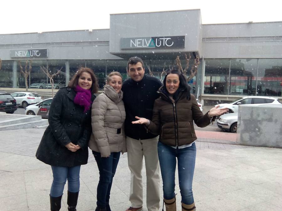 Un grupo de personas, en la calle, viendo los copos de nieve en la zona Atalayas de Murcia.