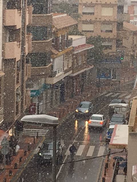 Los primeros copos en caer en la calle Mayor de El Palmar.