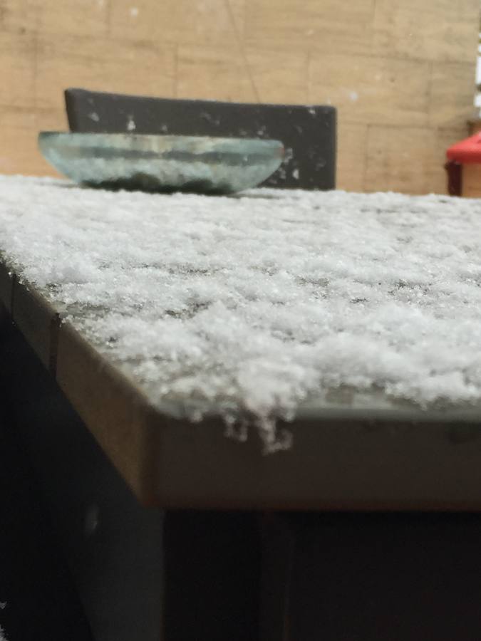 Repisa de un edificio de la avenidad Juan Carlos I de Murcia con copos.