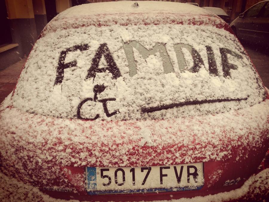 Coche con nieve en el barrio murciano de San Andrés.