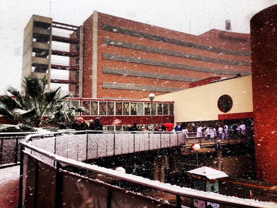 Hospital La Arrixaca con nieve.