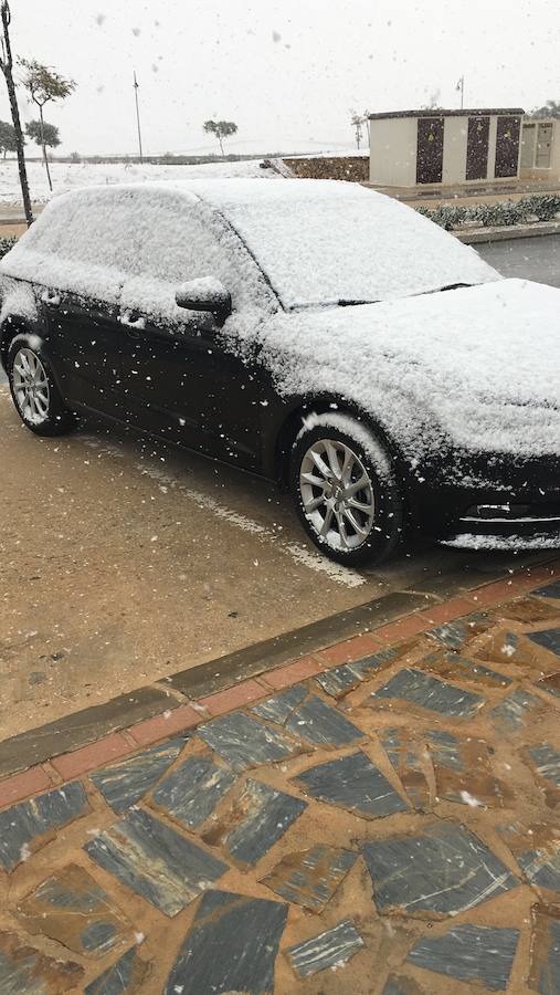 Un coche cubierto de nieve en Sucina.