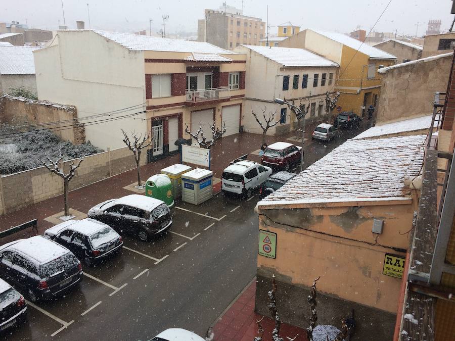 La Nieve cuaja sobre los techos de los coches en Totana.