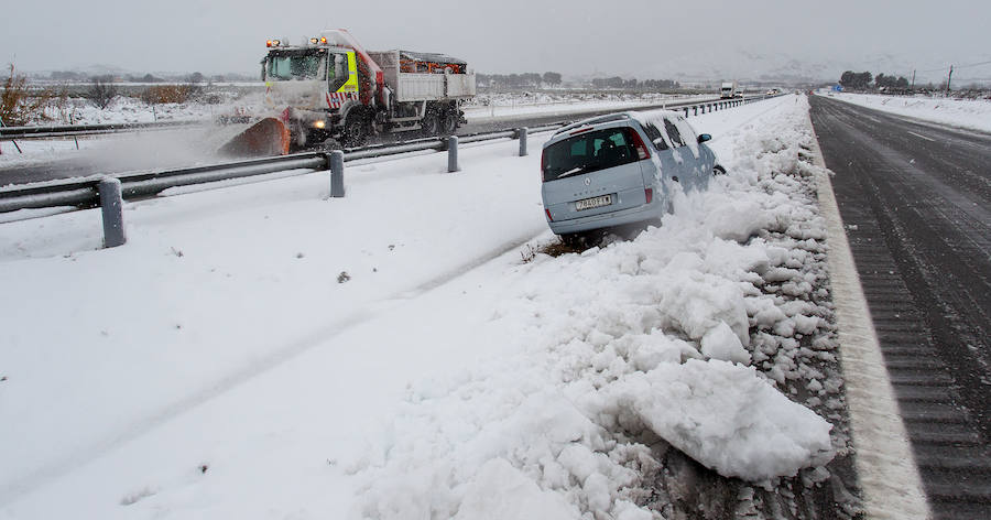 La nieve causa grandes retenciones en el interior de la provincia