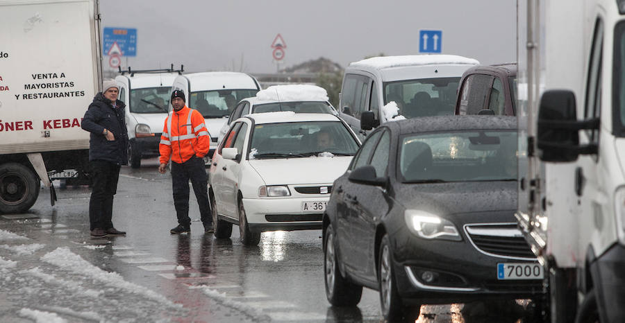 La nieve causa grandes retenciones en el interior de la provincia