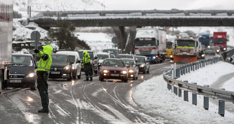 La nieve causa grandes retenciones en el interior de la provincia