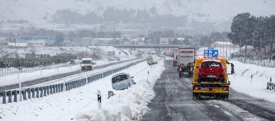 La nieve causa grandes retenciones en el interior de la provincia