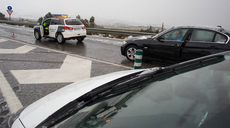 La nieve causa grandes retenciones en el interior de la provincia