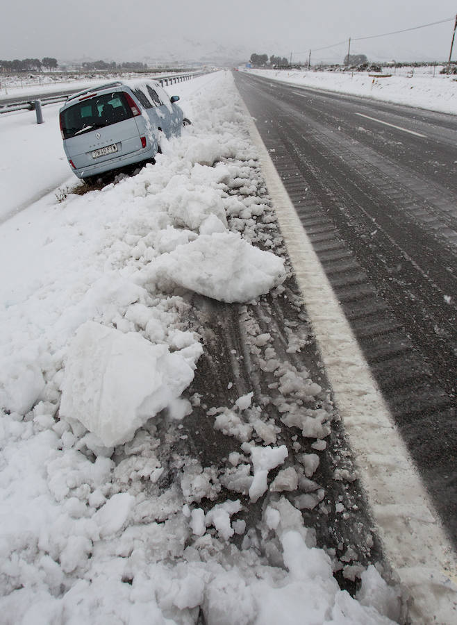 La nieve causa grandes retenciones en el interior de la provincia