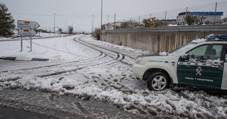 La nieve causa grandes retenciones en el interior de la provincia