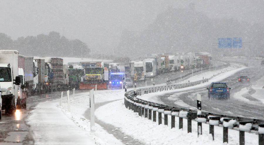 La nieve causa grandes retenciones en el interior de la provincia