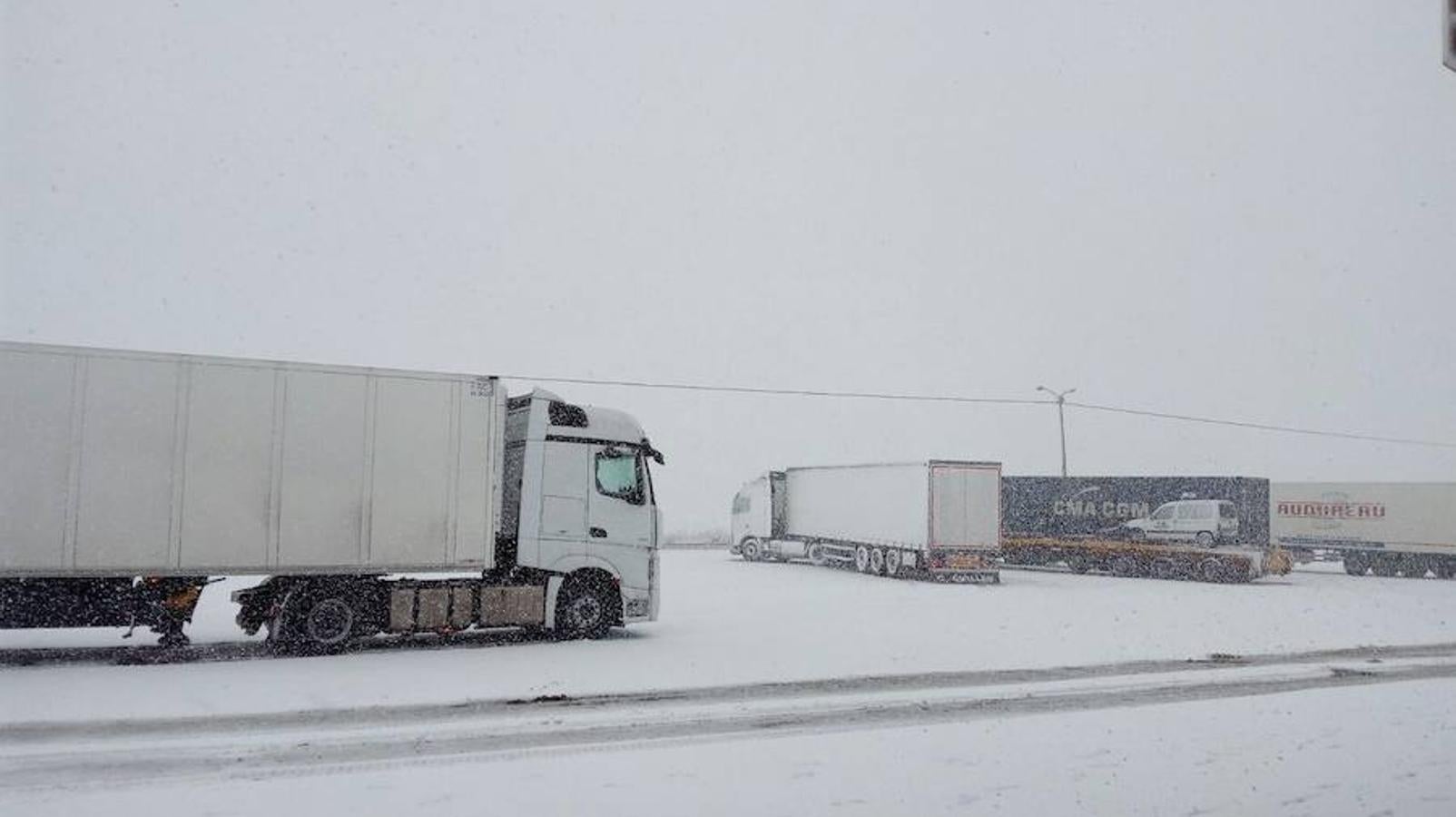 Camiones parados a causa del temporal en la carretera N-334.