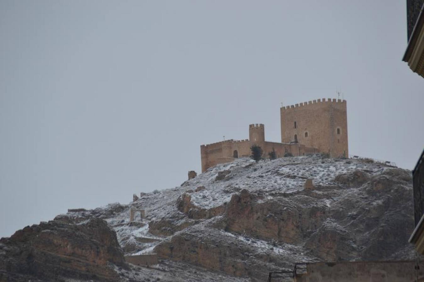 Los copos llegan hasta el castillo de Jumilla.