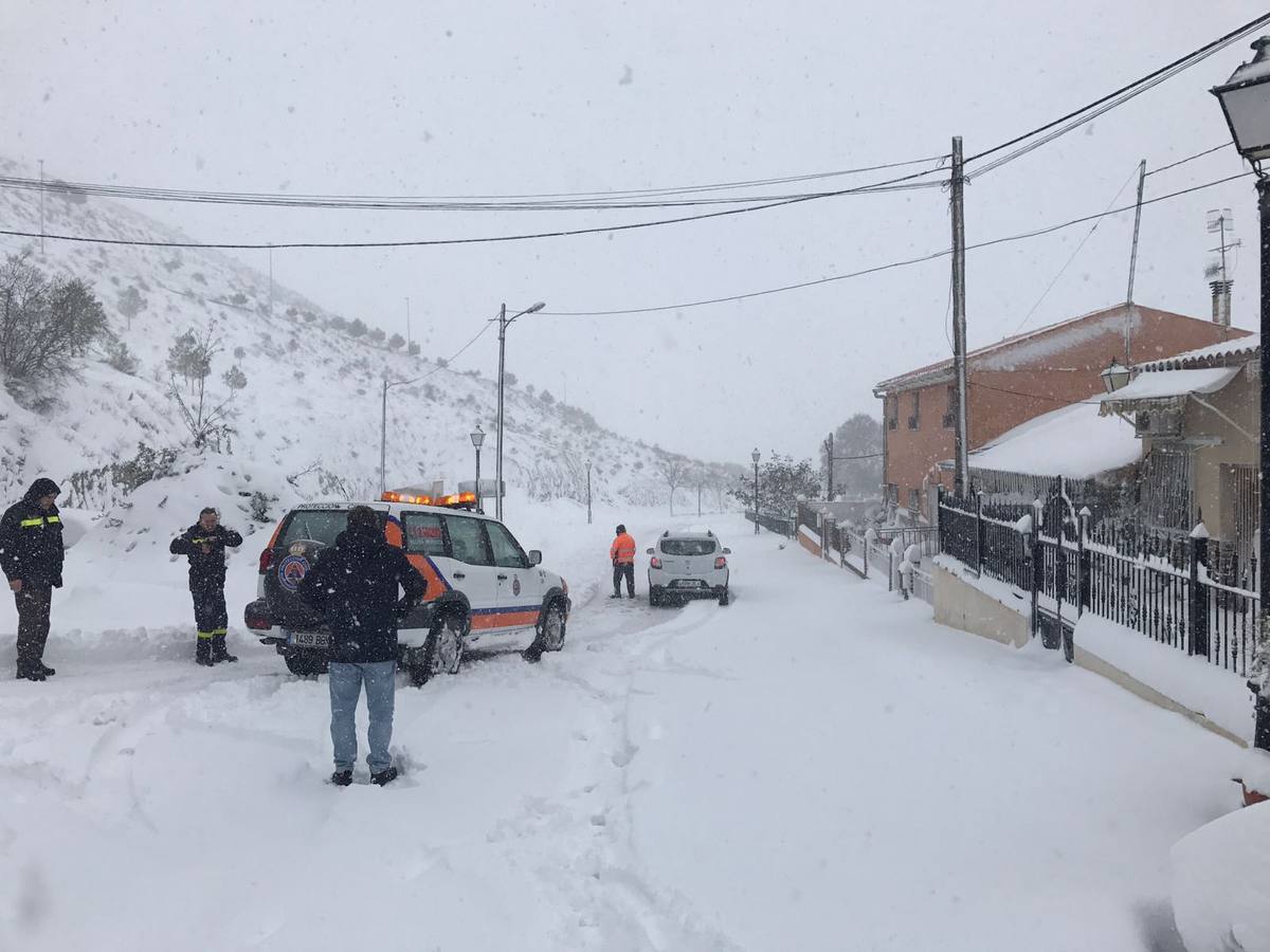 La nieve corta las carreteras en Lorca