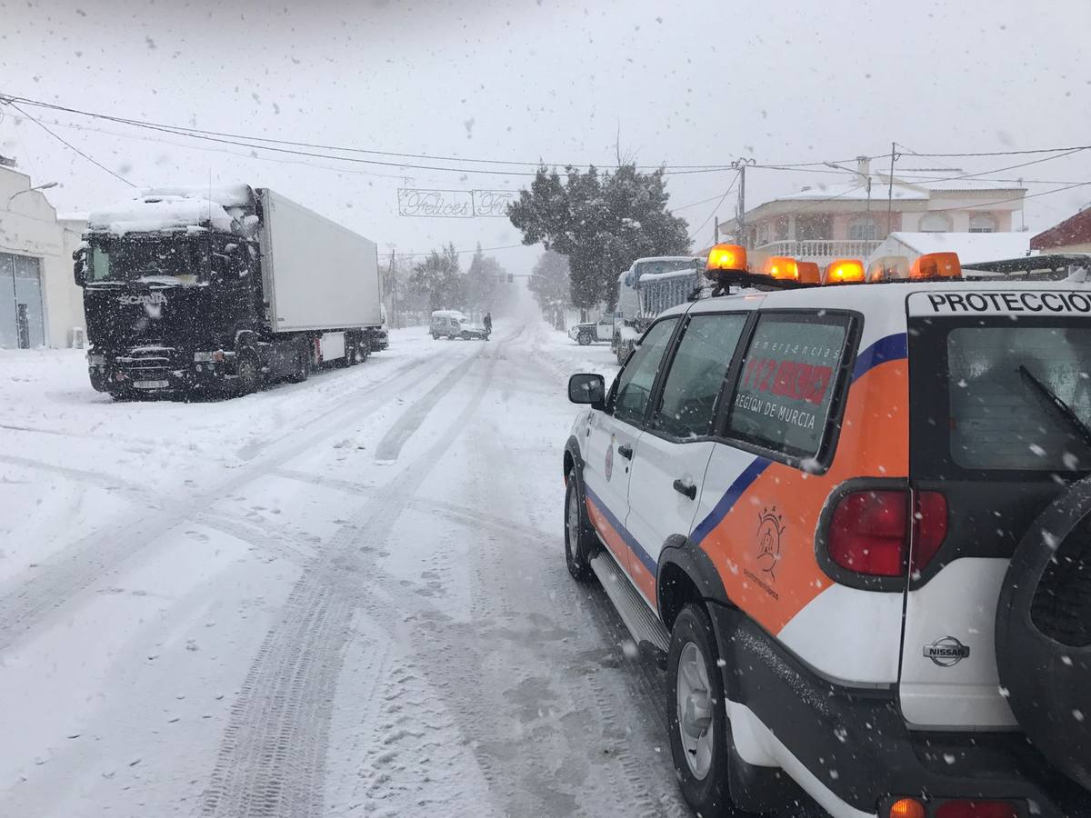 La nieve corta las carreteras en Lorca