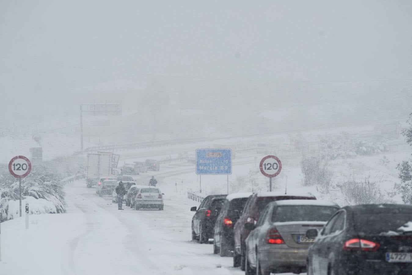La nieve lleva el caos a las carreteras