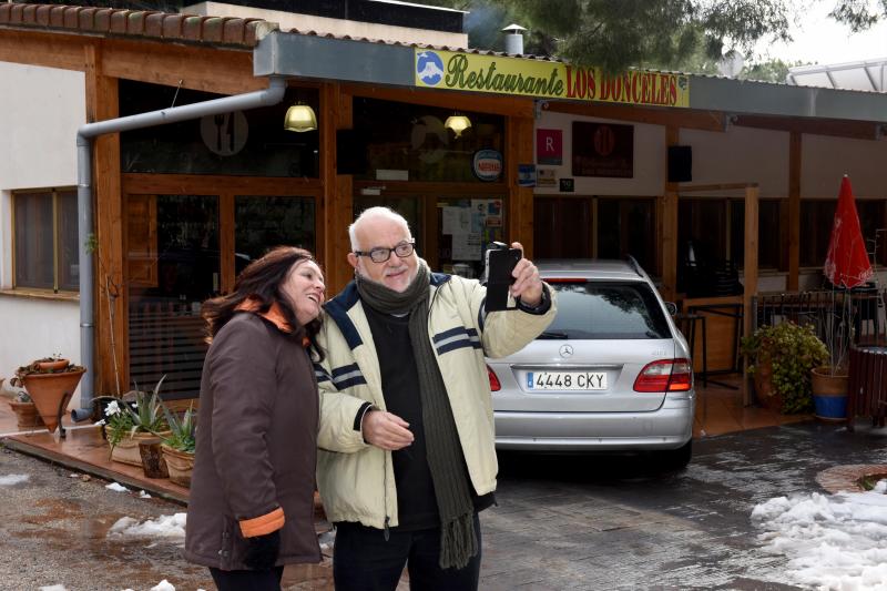 Una pareja se hace una foto en los alrededores de Sierra Espuña.