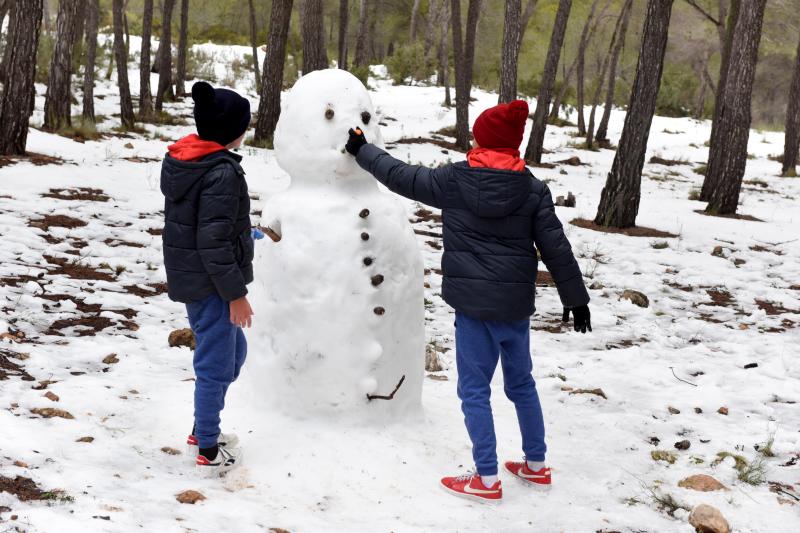 Dos niños y su muñeco de nieve en Sierra Espuña.