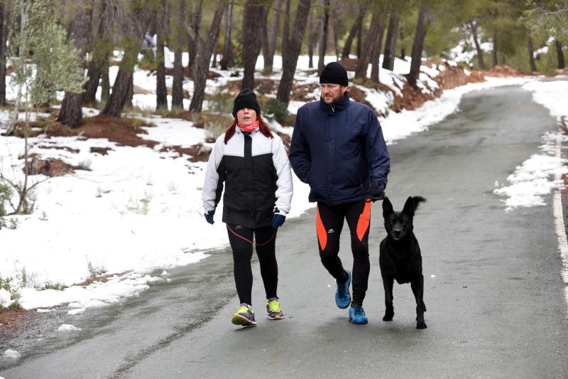 Una pareja y su perro pasean por Sierra Espuña.