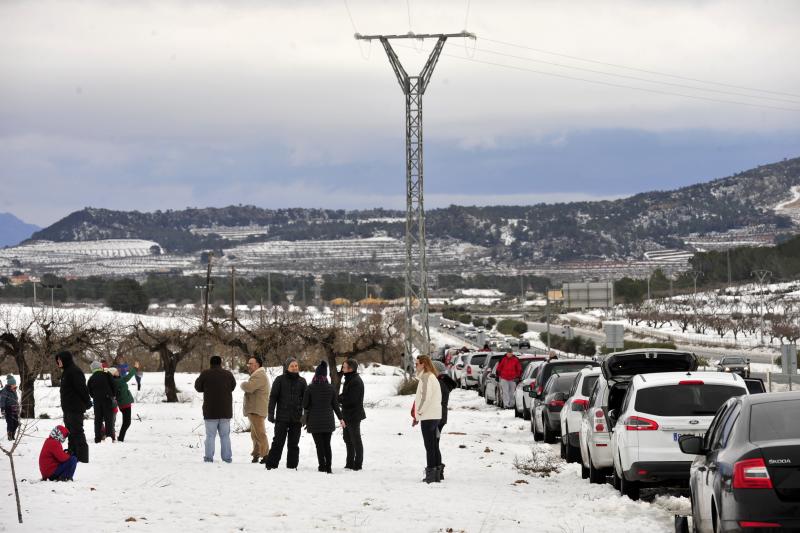 Un grupo de personas aprovechando el día de nieve en Bullas.