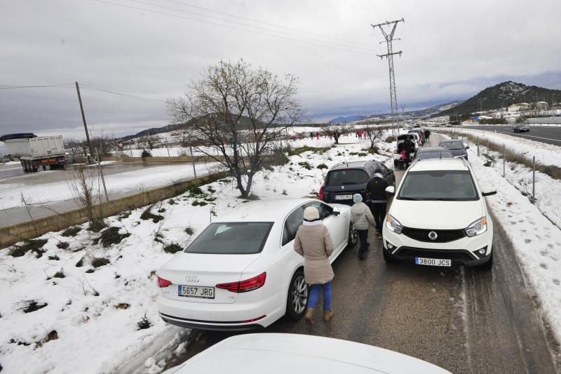Multitud de gente acude a Bullas para ver la nieve.