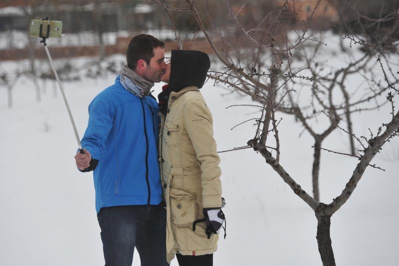 Una pareja inmotalizando este día de nieve en Bullas.