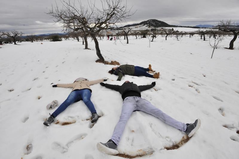 Tres jóvenes tendido sobre la nieve de Bullas.