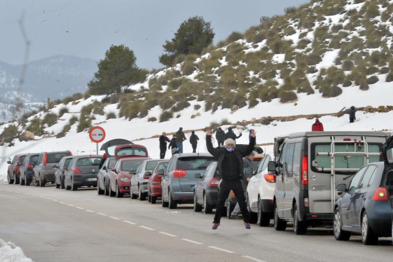 Un hombre dando saltos de alegría por la nieve en las pedanías altas de Lorca.