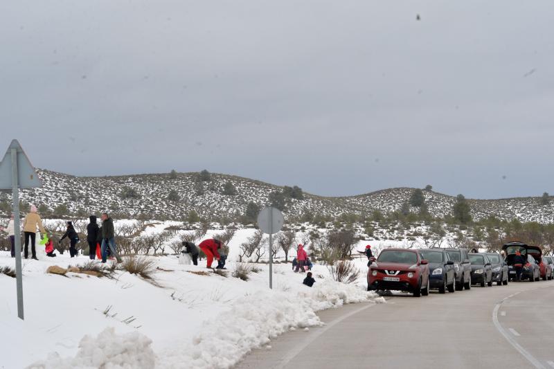 Personas en la nieve en Lorca.