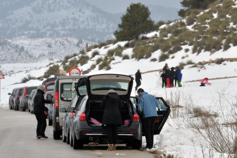 Familias llegando en coche a las pedanías altas de Lorca para disfrutar de la nieve.